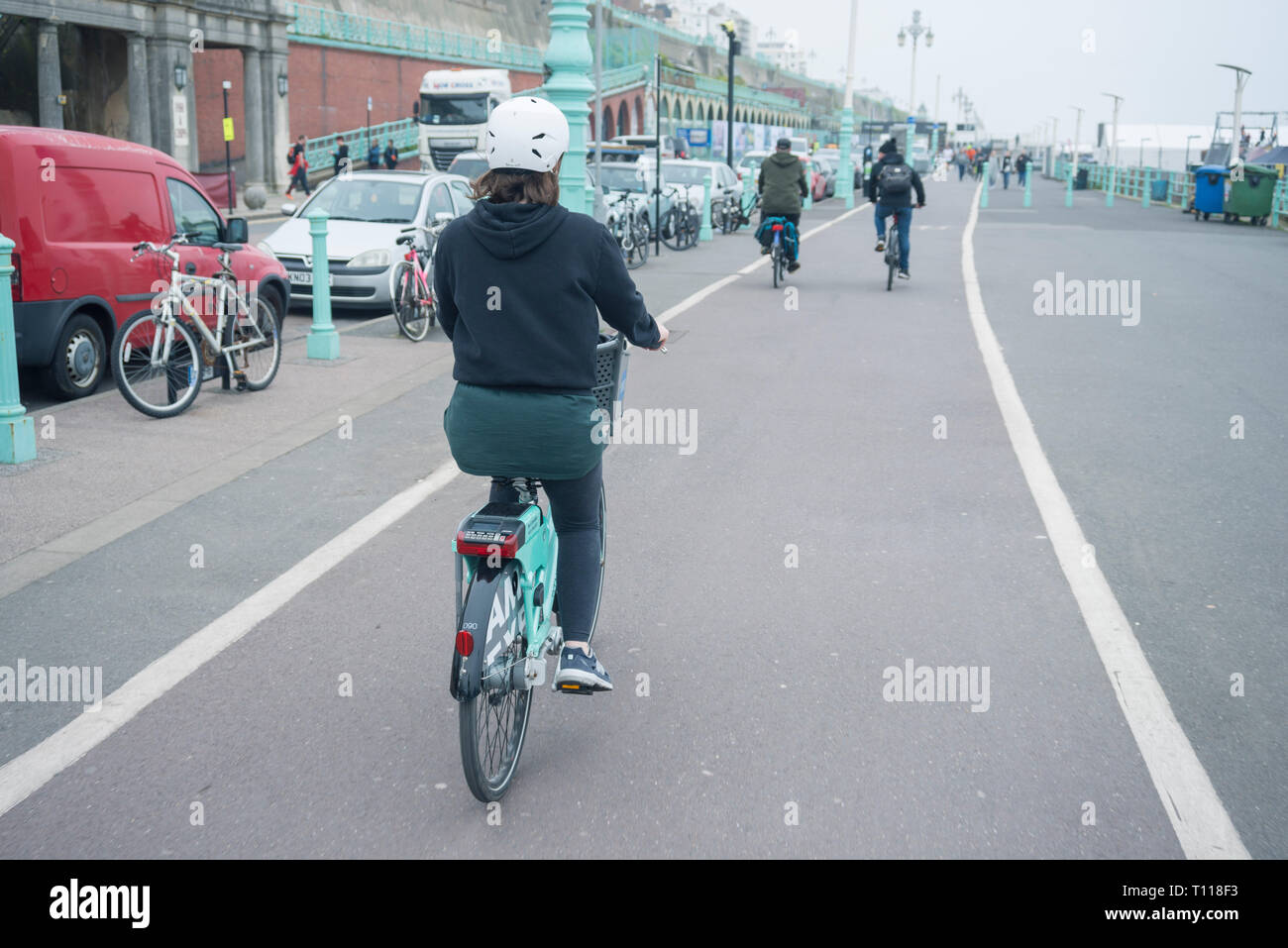 Fotos der BTN Brighton Bike Fahrradverleih Fahrräder auf den Straßen von echten Menschen und bei der Lagerung eingesetzt werden Stockfoto