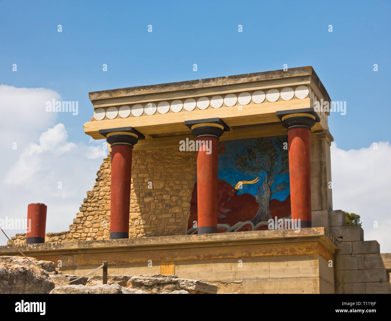 Nördlichen Eingang zum Palast von Knossos mit Bull fresco, in der Nähe von Heraklion Hafen, Insel Kreta, Griechenland eingerichtet Stockfoto