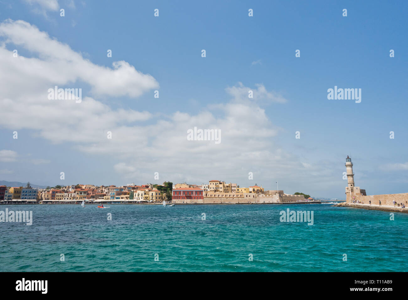 Panoramablick auf den alten venezianischen Hafen mit einem Leuchtturm in Chania, Kreta, Griechenland Stockfoto