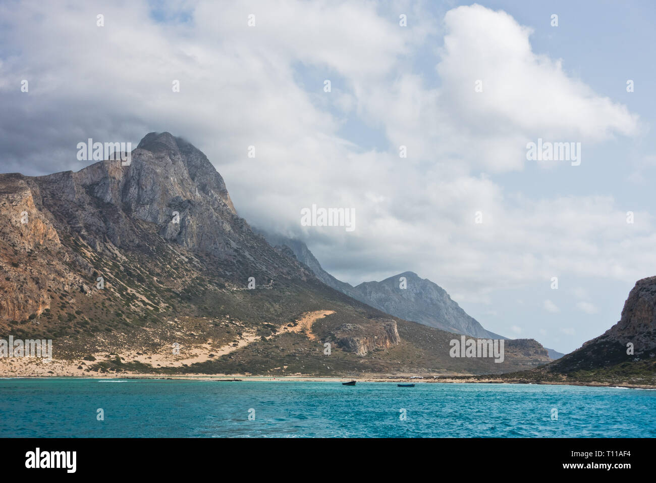 Balos Beach mit der umliegenden Landschaft, Blick von einem Schiff an der Nordwestküste der Insel Kreta, Griechenland Stockfoto