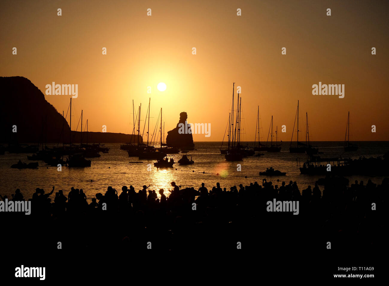 Wunderschöne Insel Ibiza Sunset, Cala Benirras Strand, Spanien, eine Sequenz von Bildern aus der gleichen Sicht, Blick auf Cap Bernat Stockfoto