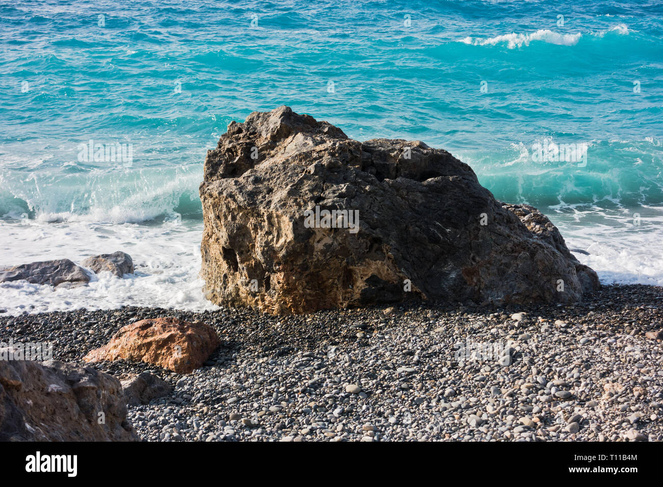 Wellen schlagen großen Felsen am Strand bei E4 Trail in der Nähe von Paleochora, im Südwesten der Insel Kreta, Griechenland Stockfoto