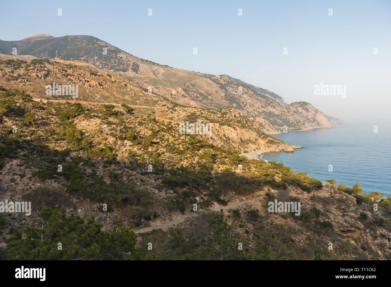 Sicht auf einem Wanderweg in der Nähe von Lissos Schlucht zu einer Küste oben Sougia Bucht bei Sonnenuntergang, Süd-West-Küste der Insel Kreta, Griechenland Stockfoto