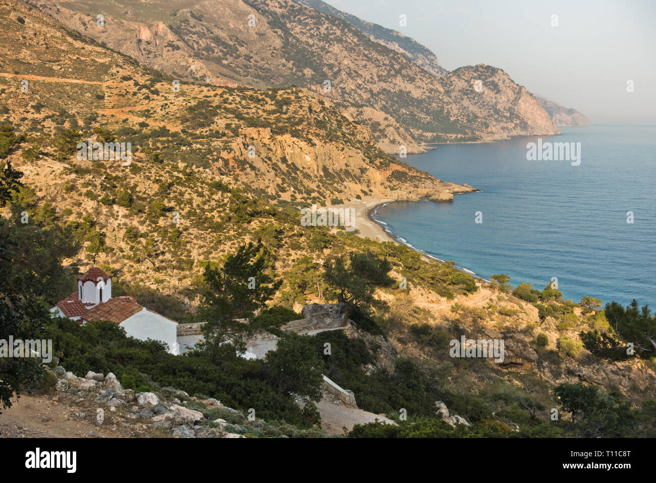Sicht von einem Wanderweg in der Nähe von Lissos Schlucht zu einer Küste oben Sougia Bucht bei Sonnenuntergang, Süd-West-Küste der Insel Kreta, Griechenland Stockfoto