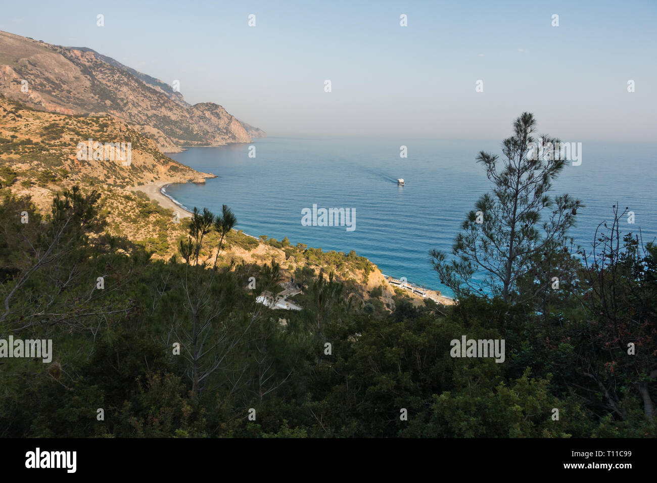 Sicht von einem Wanderweg in der Nähe von Lissos Schlucht zu einer Küste oben Sougia Bucht bei Sonnenuntergang, Süd-West-Küste der Insel Kreta, Griechenland Stockfoto