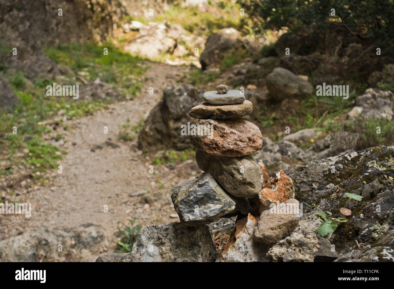 Wegweiser auf einem gewundenen Pfad durch Lissos Schlucht in der Nähe von Sougia, Süd-West-Küste der Insel Kreta, Griechenland Stockfoto