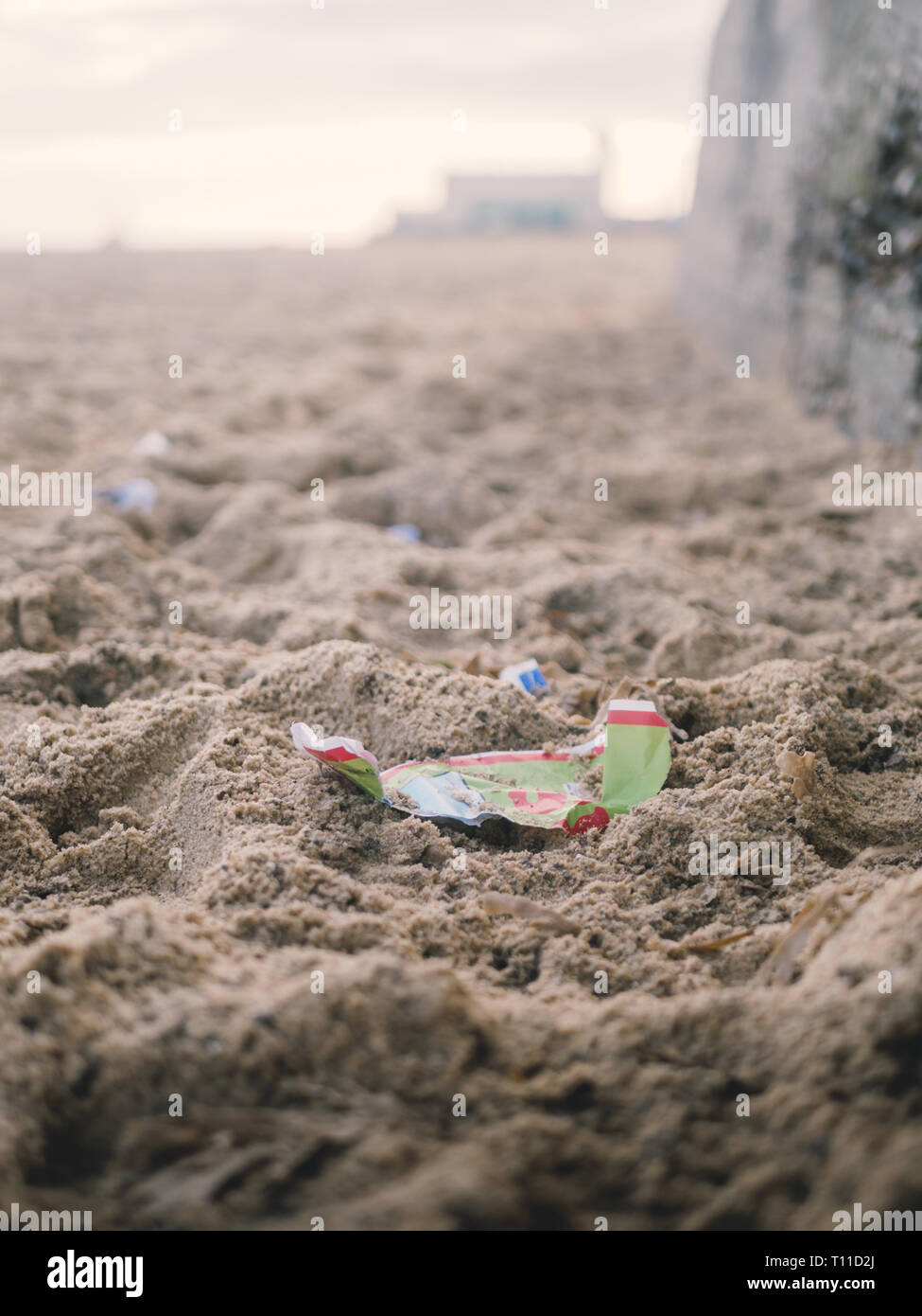 Plastikmüll/Müll/Verschmutzung am Strand/Sand im Winter im VEREINIGTES KÖNIGREICH Stockfoto