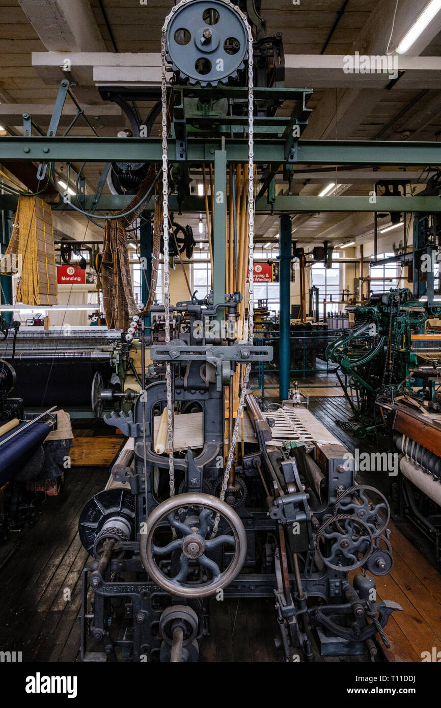 Webmaschinen in der textilen Abteilung Industrial Museum in Bradford, West Yorkshire, England, Großbritannien Stockfoto