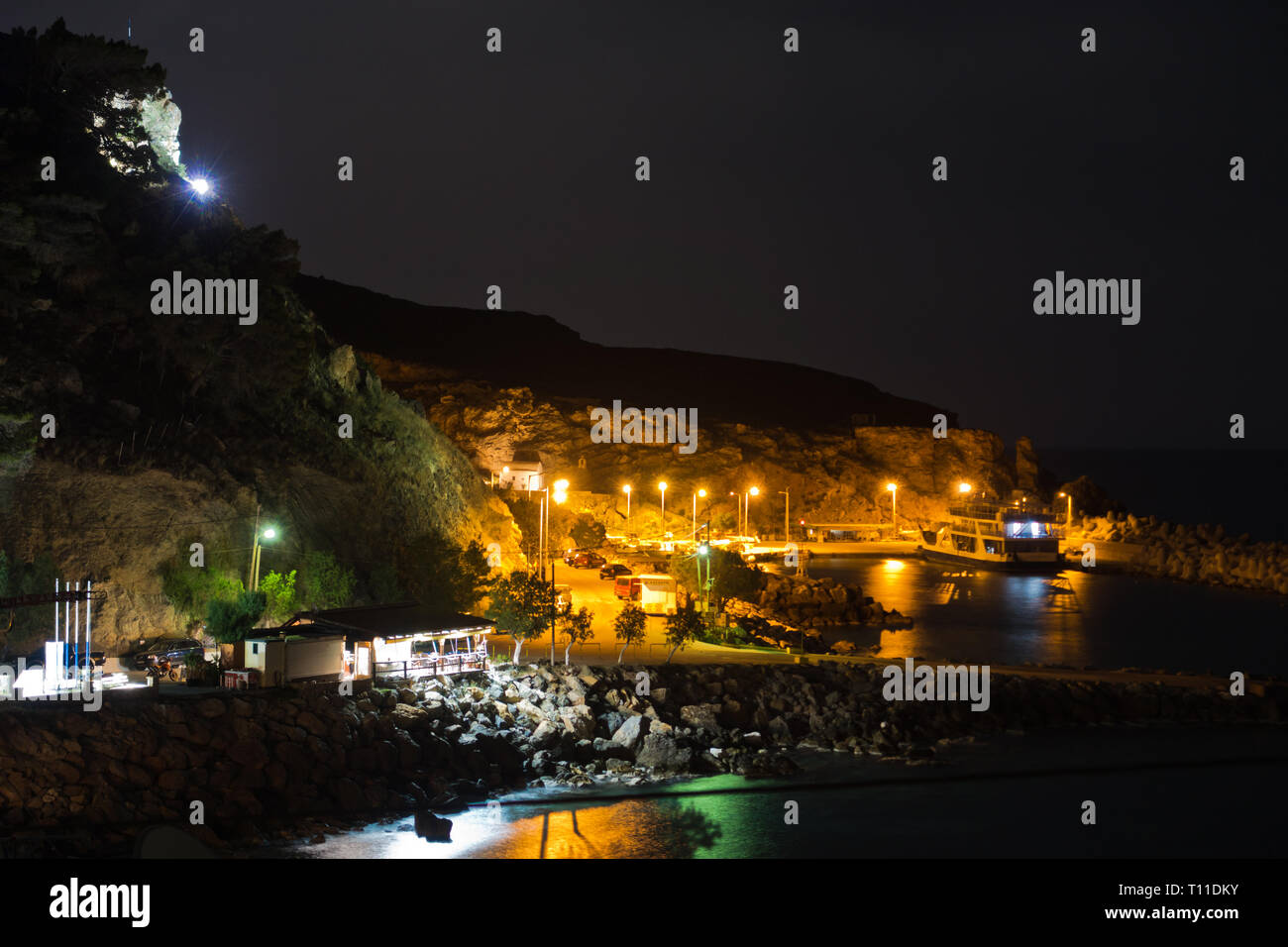 Fährhafen von Chora Sfakion in der Nacht, Süd-West-Küste der Insel Kreta, Griechenland Stockfoto