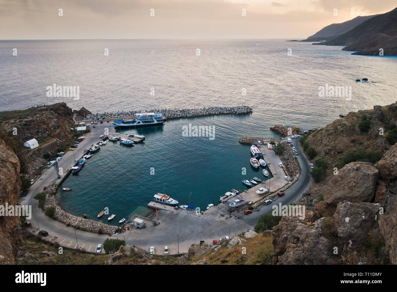 Fährhafen von Chora Sfakion bei Sonnenuntergang, Süd-West-Küste der Insel Kreta, Griechenland Stockfoto