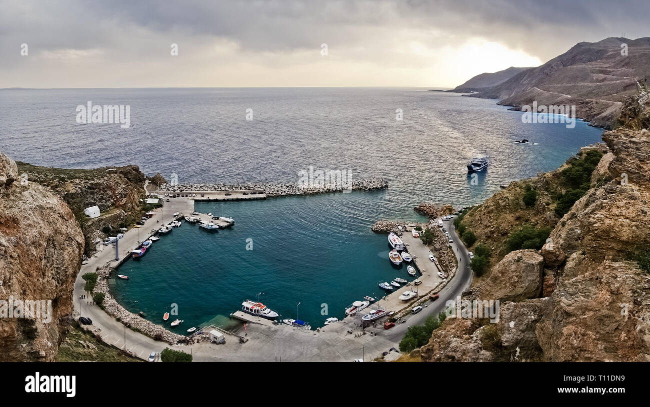 Fährhafen von Chora Sfakion bei Sonnenuntergang, Süd-West-Küste der Insel Kreta, Griechenland Stockfoto