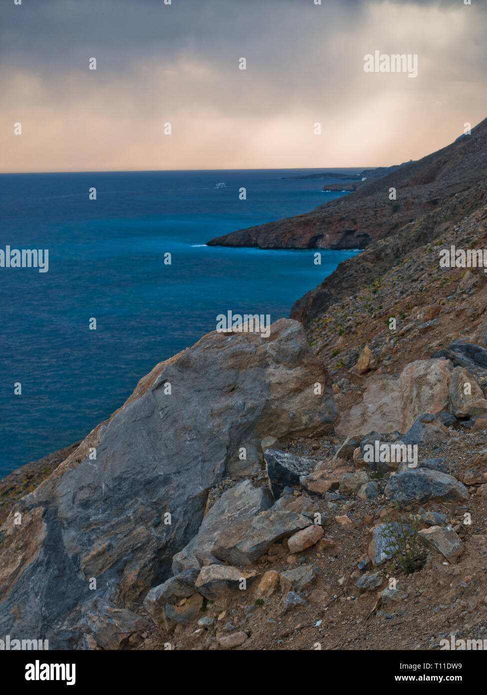 An der felsigen Küste rund um Dorf Chora Sfakion, Süd-West-Küste der Insel Kreta, Griechenland Stockfoto