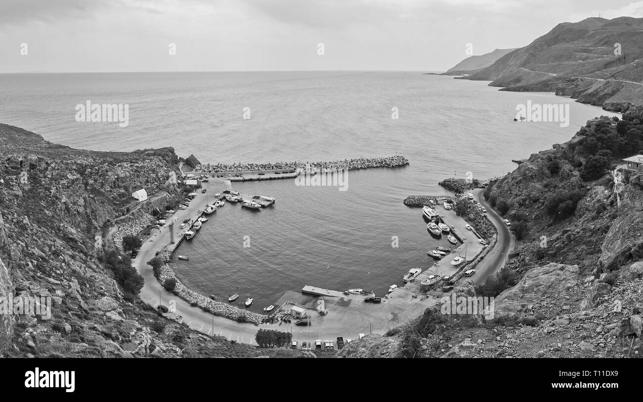 Schwarz-weiß Foto von der Fähre Hafen von Chora Sfakion, Süd-West-Küste der Insel Kreta, Griechenland Stockfoto