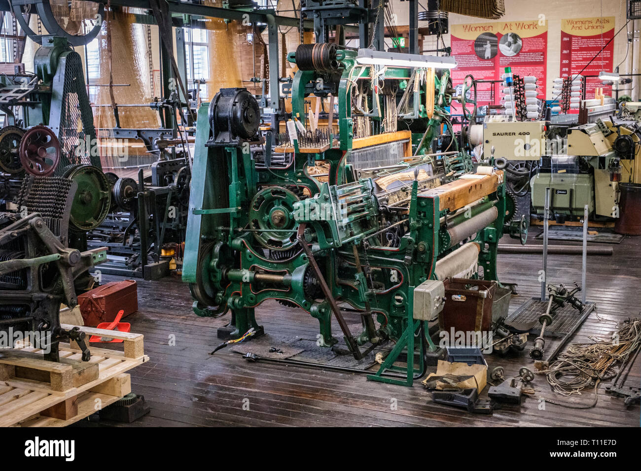 Webmaschinen in der textilen Abteilung Industrial Museum in Bradford, West Yorkshire, England, Großbritannien Stockfoto