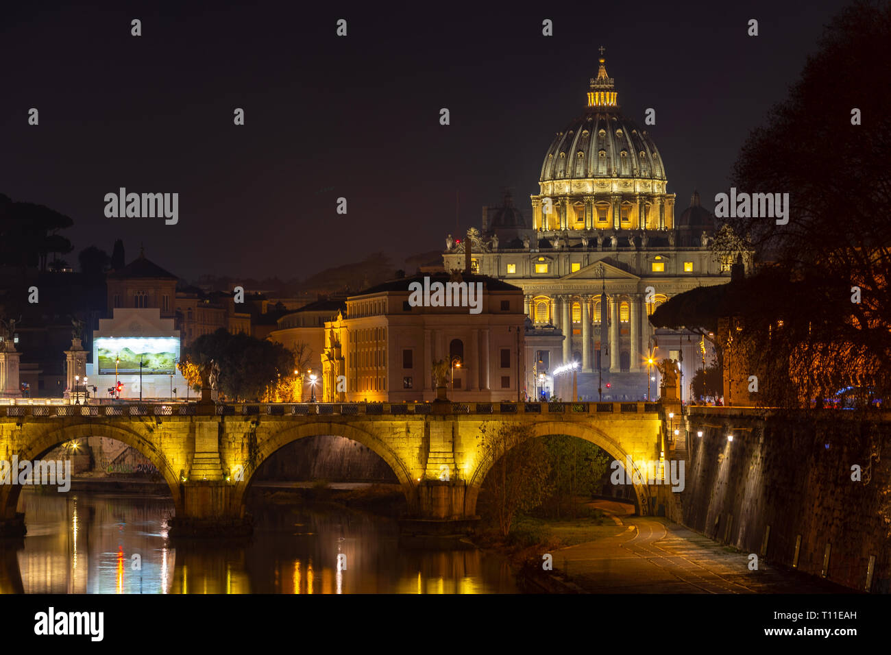 Der Basilika St. Peter in der Nacht. Blick von der Brücke über den Fluss Tiber Stockfoto