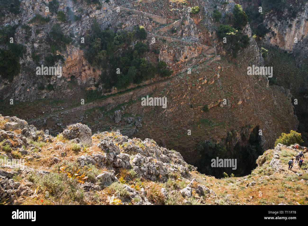 Nach unten Zick-Zack-Weg zu Aradena Schlucht, Insel Kreta, Griechenland Stockfoto
