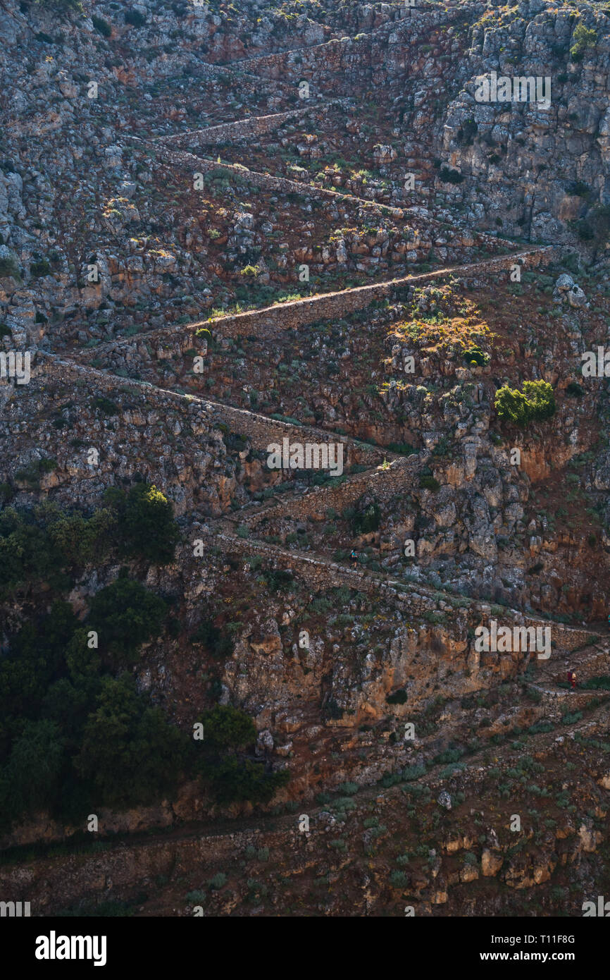 Nach unten Zick-Zack-Weg zu Aradena Schlucht, Insel Kreta, Griechenland Stockfoto