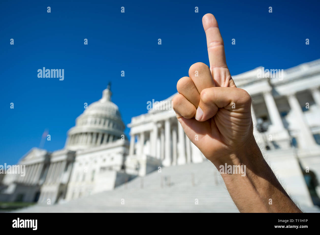 Hand eines stolzen Amerika erste Demonstrant Gestik, die mit einem einzigen Zeigefinger gen Himmel vor dem Kapitol in Washington, DC, USA, Stockfoto