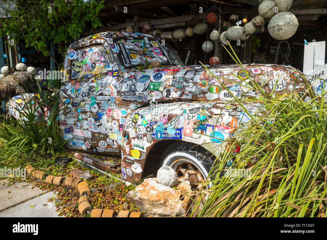 KEY WEST, Florida, USA - Januar 14, 2019: ein stillgelegtes vintage Stapler mit Aufkleber und Aufkleber verputzt steht an der Bar in der Altstadt. Stockfoto