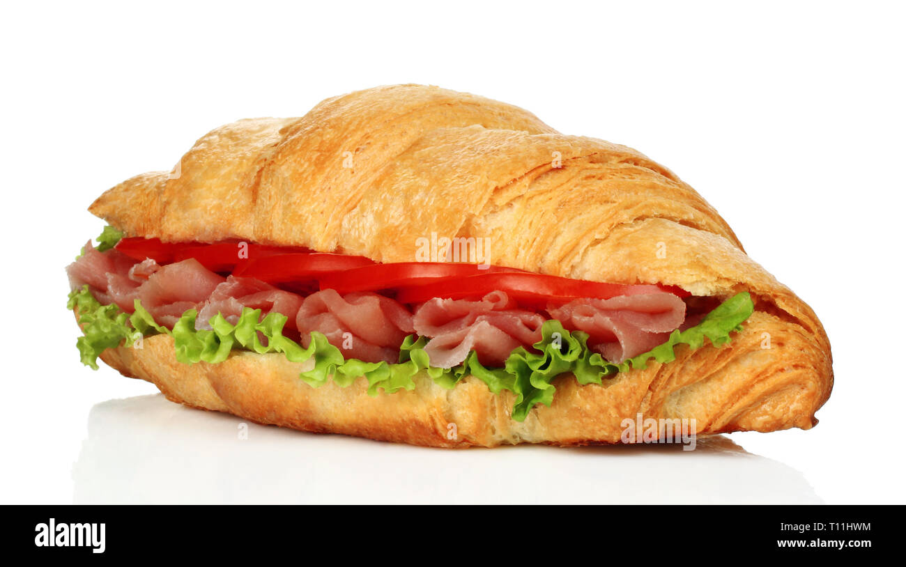 Big Croissant mit grünem Salat und Schweinefleisch auf weißem Hintergrund Stockfoto