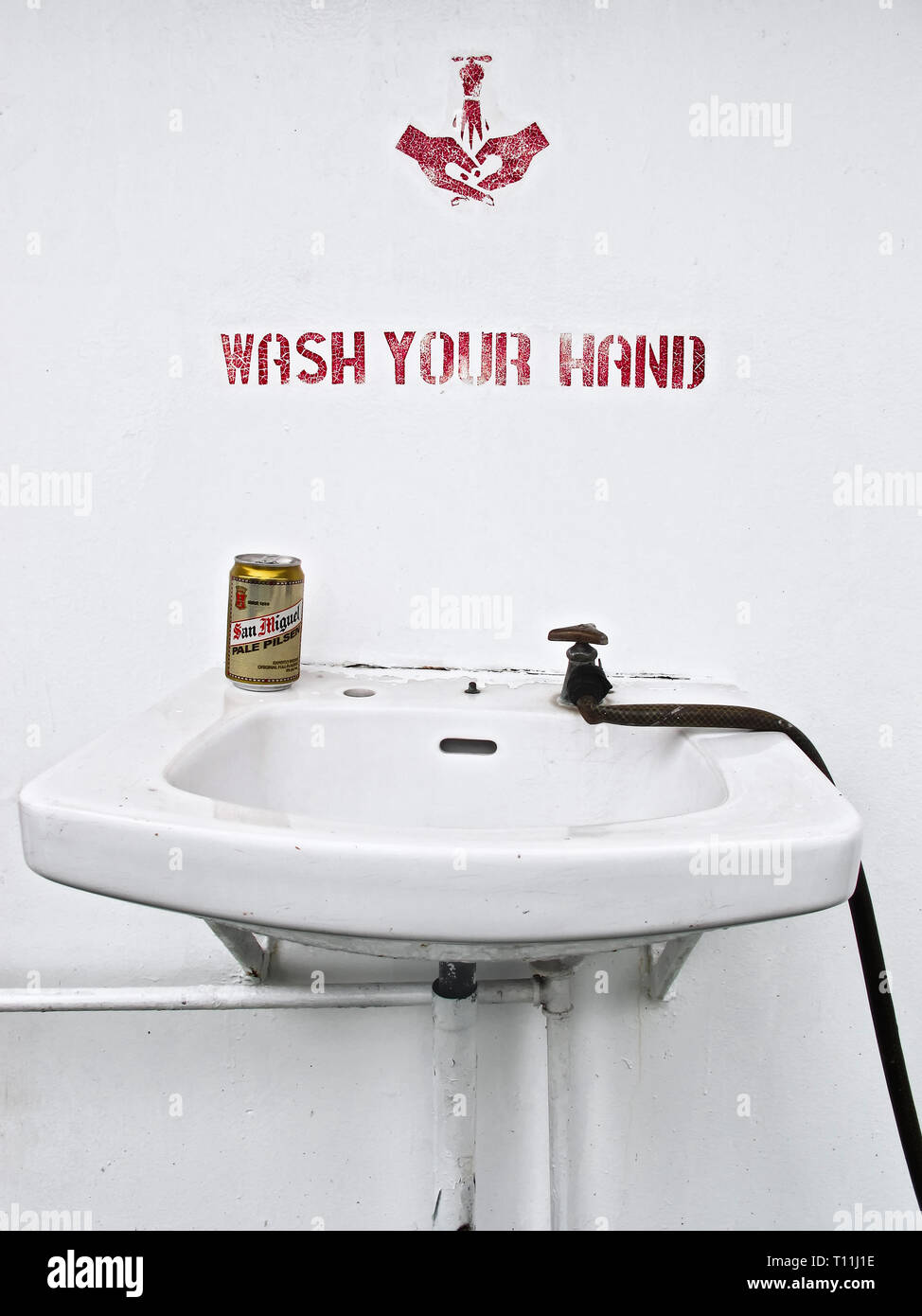 Manila, Philippinen: eine Dose San Miguel Pilsen Bier stehend an Handwaschbecken auf einem Fahrgastschiff in den Philippinen Stockfoto