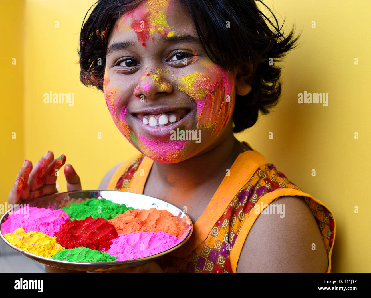 Kleines Mädchen feiern Holi, Fest der Farben Stockfoto