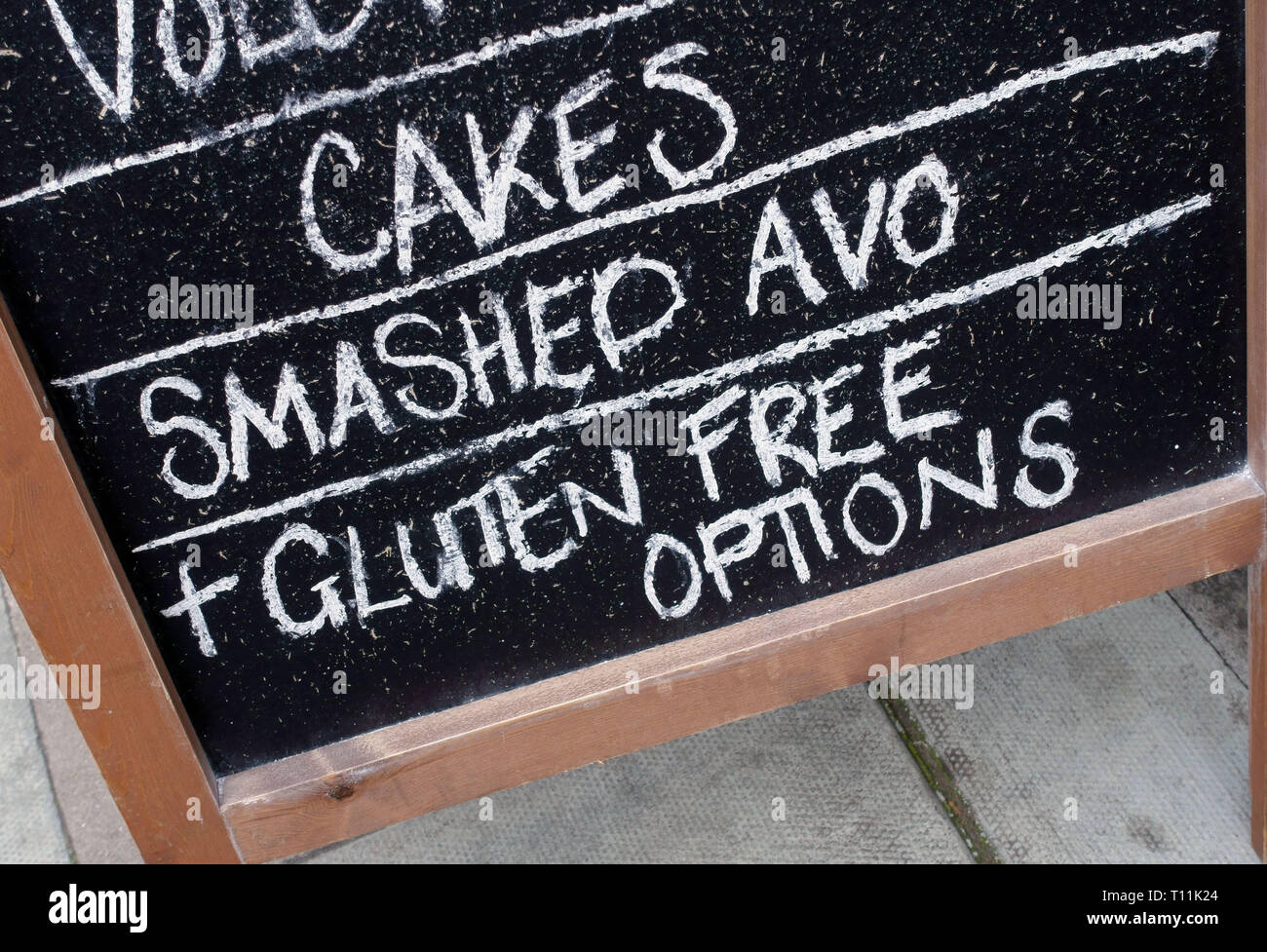Zertrümmerte Avocado- und glutenfreie Lebensmittel außerhalb von London cafe beworben Stockfoto