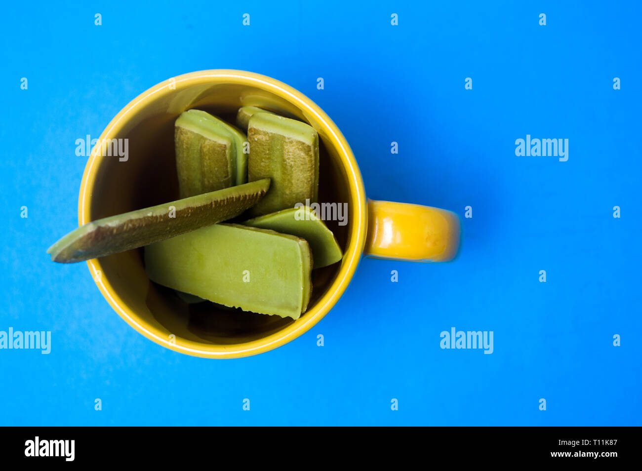 Matcha Grüntee aromatisiert Kekse auf farbigen Hintergrund Stockfoto