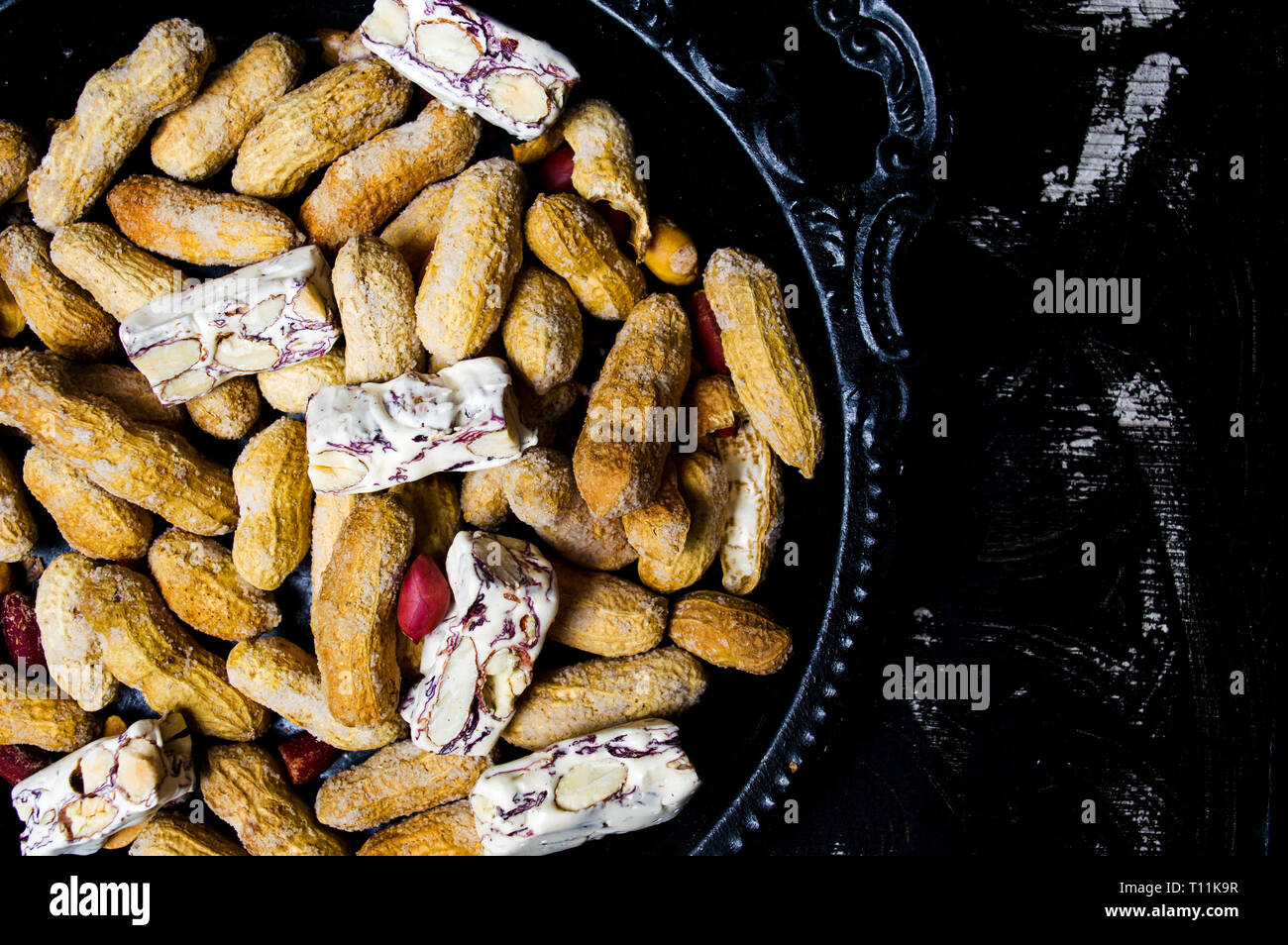 Geröstete Erdnüsse und Dessert auf eine Platte, Ansicht von oben Stockfoto