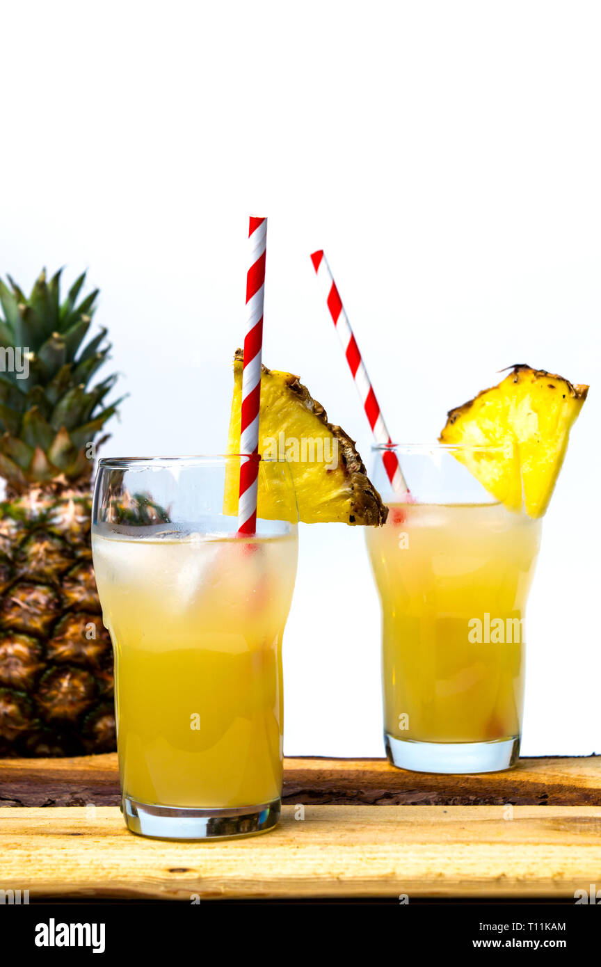 Erfrischende Ananassaft in einem dekorierten Glas Stockfoto