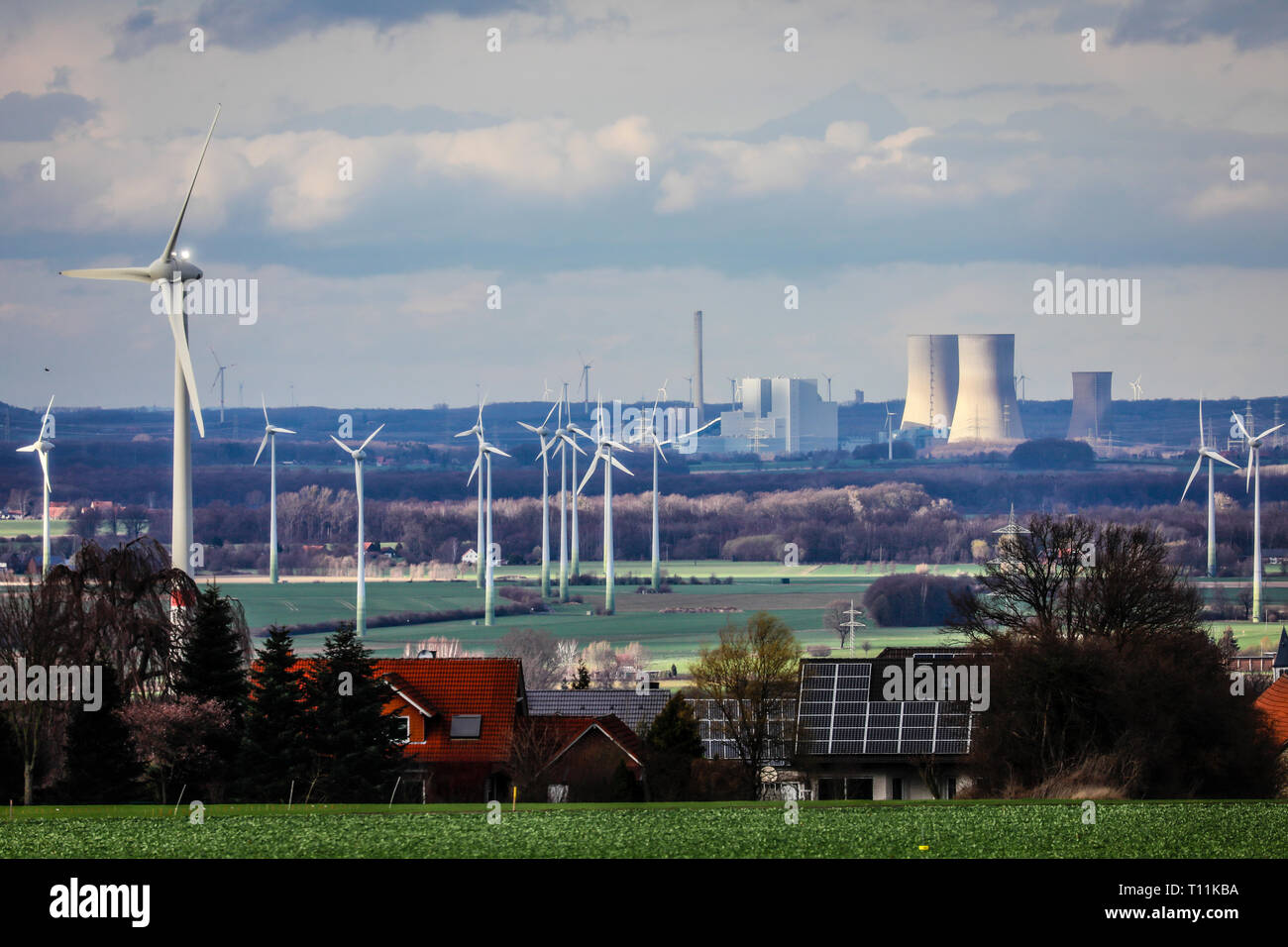 Ense, Sauerland, Nordrhein-Westfalen, Deutschland - Energie Landschaft mit Windmühlen, Wohngebäude mit Solardächer, mit Blick Richtung RWE-Kr Stockfoto