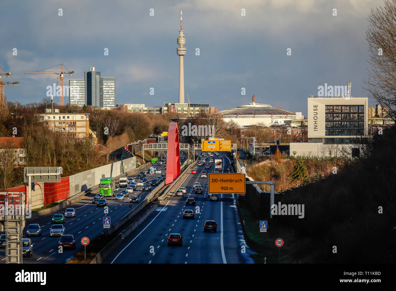 Dortmund, Ruhrgebiet, Nordrhein-Westfalen, Deutschland - Blick auf die Stadt mit der Autobahn A 40, Westfalenhalle und Radio Tower. Dortmund, Ruhrgebiet Nordrhein-We Stockfoto