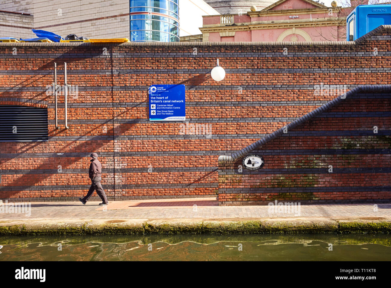 Am Kanal gelegenes Spaziergang an der Broad Street auf der BCN canal Netzwerk im Herzen von Birmingham Stockfoto
