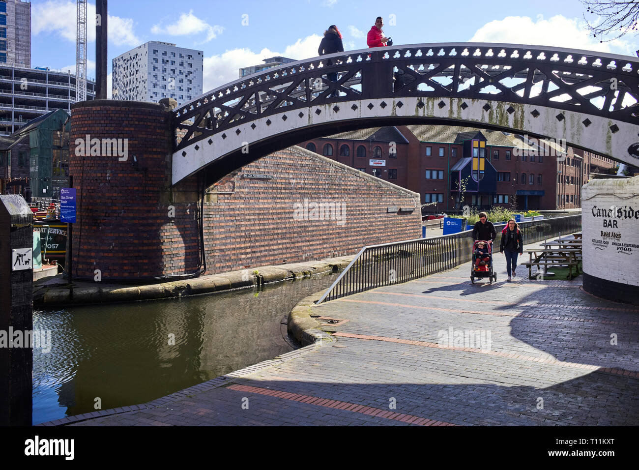 Bar Lock Fußgängerbrücke und Worcester Birmingham Canal an Gas Street Basin im Zentrum von Birmingham Stockfoto