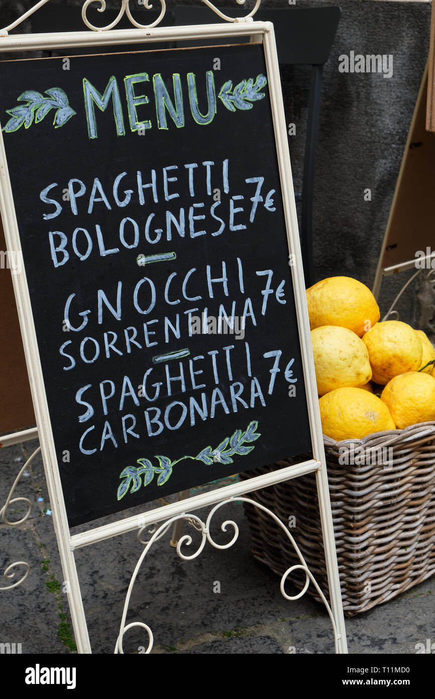 Italienisches Restaurant Tafel in der Straße von Sorrento Stockfoto