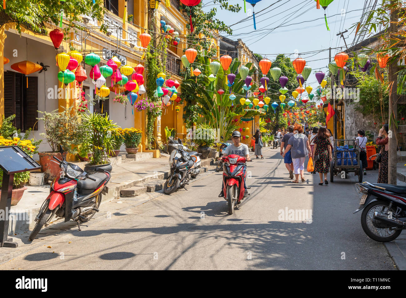 Street Scene mit Touristen und mit hängenden Laternen dekoriert, Hoi An Altstadt und Markt, Hoi An, Vietnam, Asien Stockfoto