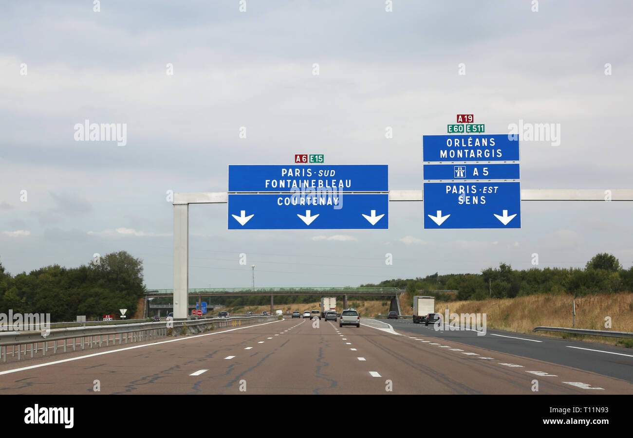 Französische traffic signal nach Paris auf der Autobahn in Frankreich Europa zu gehen Stockfoto