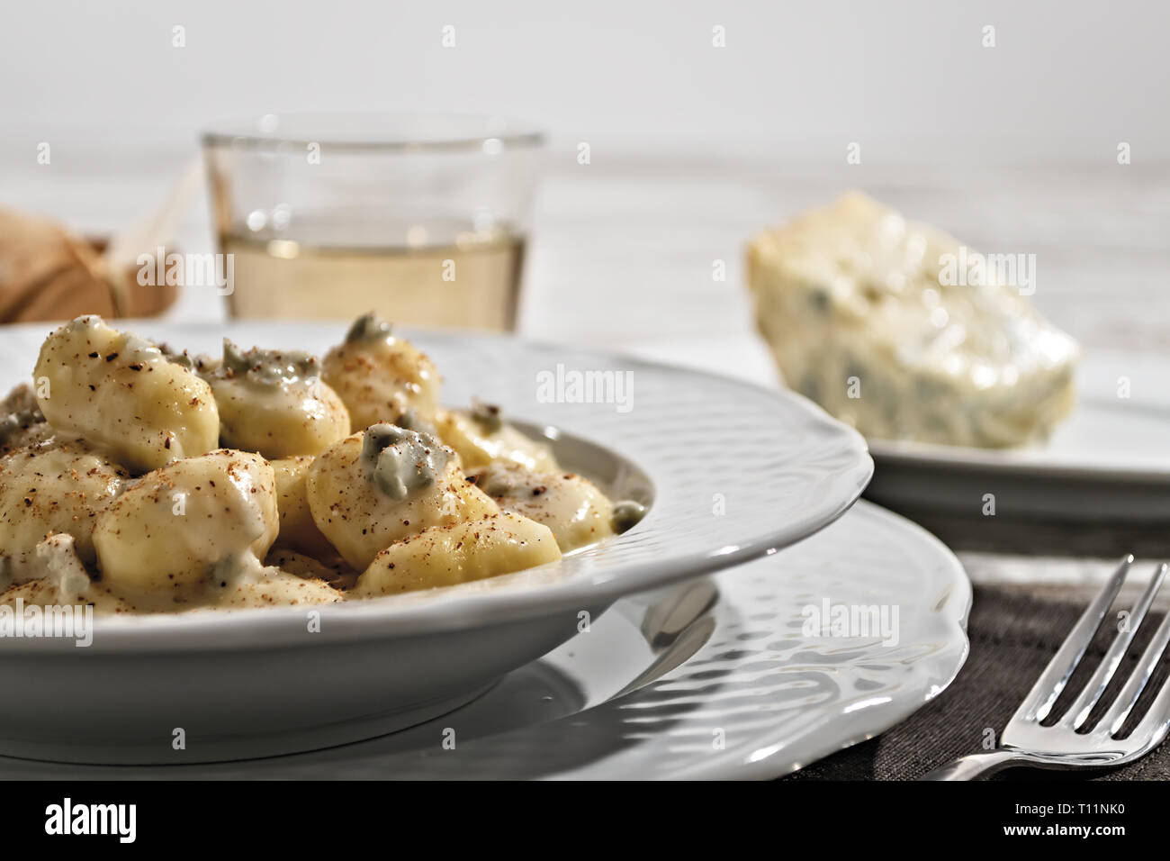 Gnocchi di Patate al formaggio Gorgonzola e Noce moscata con Piatto di Gorgonzola dal Basso primo piano Stockfoto