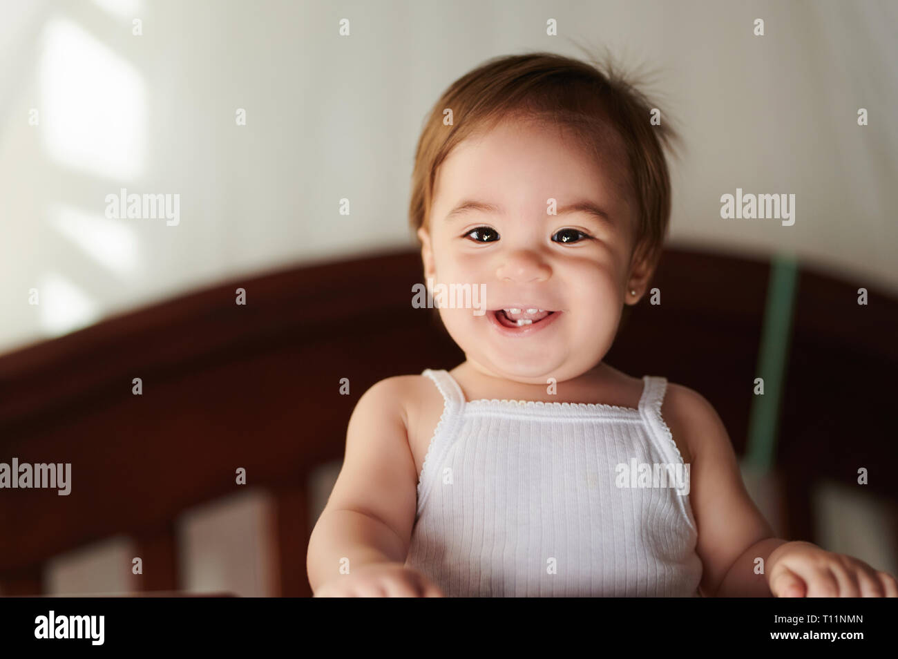 Portrait von Glücklich lächelnde Baby Mädchen in Kamera suchen Stockfoto