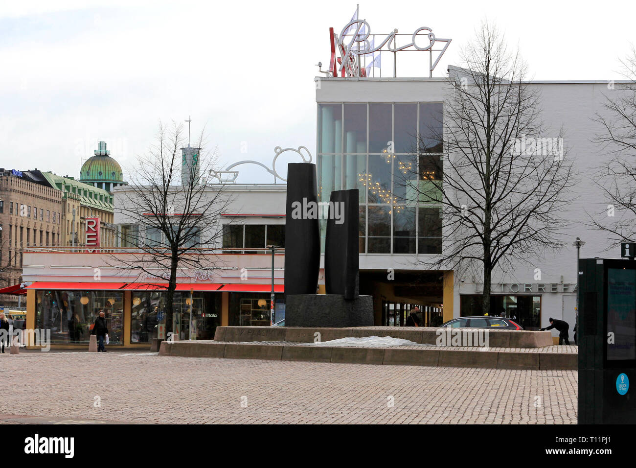 Helsinki, Finnland - 21. März 2019: Die Ikonischen Bio Rex Kino und J.K. Paasikivi Denkmal in Lasipalatsi, Helsinki, Finnland. Stockfoto