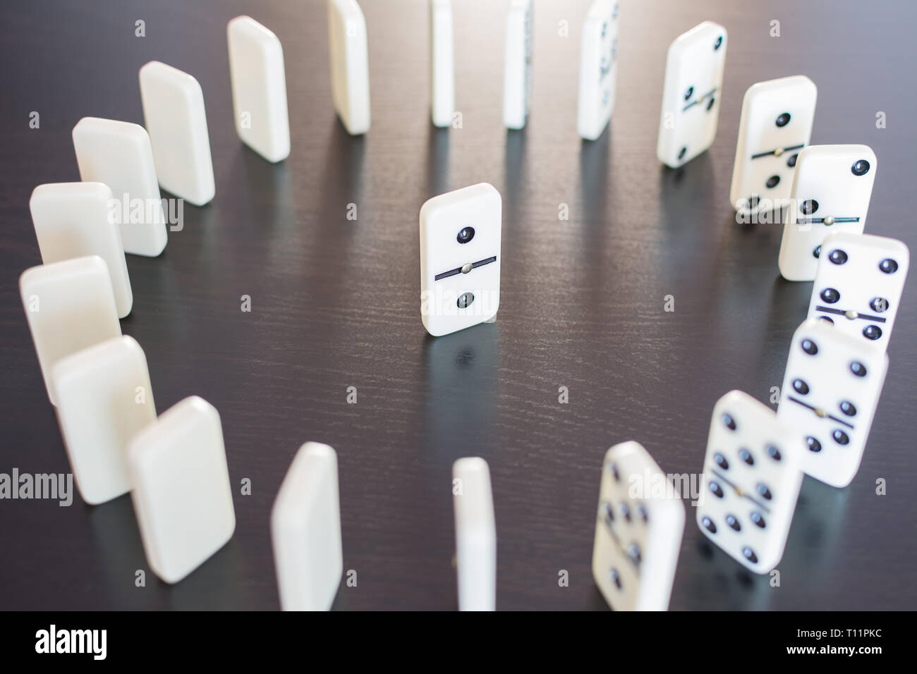Führung Konzept mit Domino Spielsteine im Kreis Stockfoto