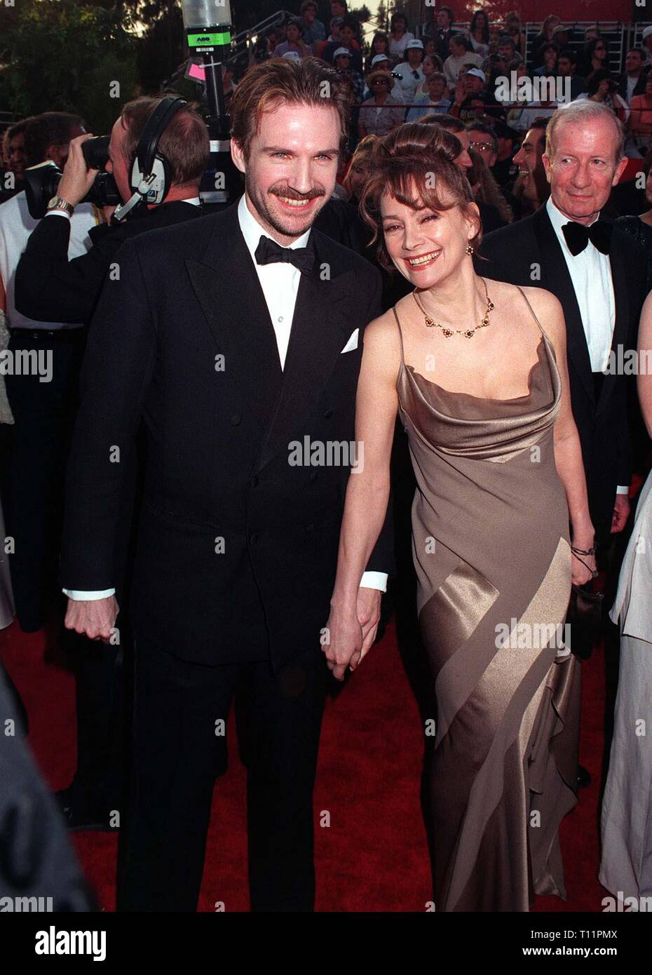 LOS ANGELES, Ca. März 25, 1997: Ralph Fiennes & Francesca Annis bei der Oscar-verleihung. Pix: Paul Smith Stockfoto
