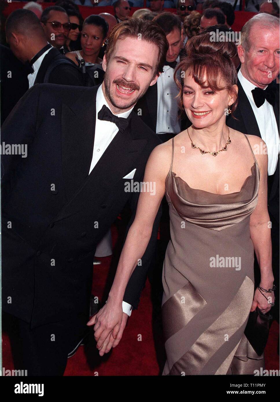 LOS ANGELES, Ca. März 25, 1997: Ralph Fiennes & Francesca Annis bei der Oscar-verleihung. Pix: Paul Smith Stockfoto