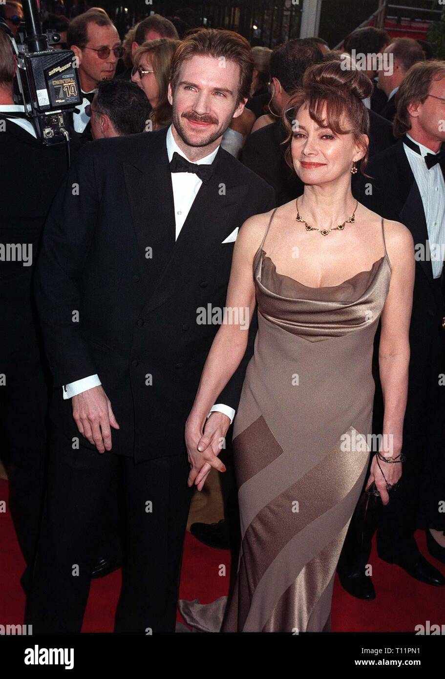 LOS ANGELES, Ca. März 25, 1997: Ralph Fiennes & Francesca Annis bei der Oscar-verleihung. Pix: Paul Smith Stockfoto