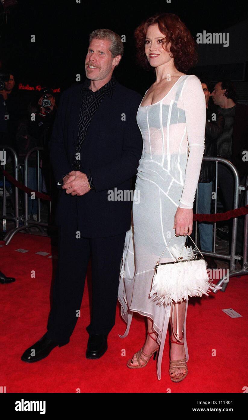 LOS ANGELES, Ca. November 20, 1997: Schauspielerin Sigourney Weaver und der Schauspieler Ron Perlman bei der Premiere ihres neuen Films, "Alien Resurrection", in Los Angeles. Stockfoto