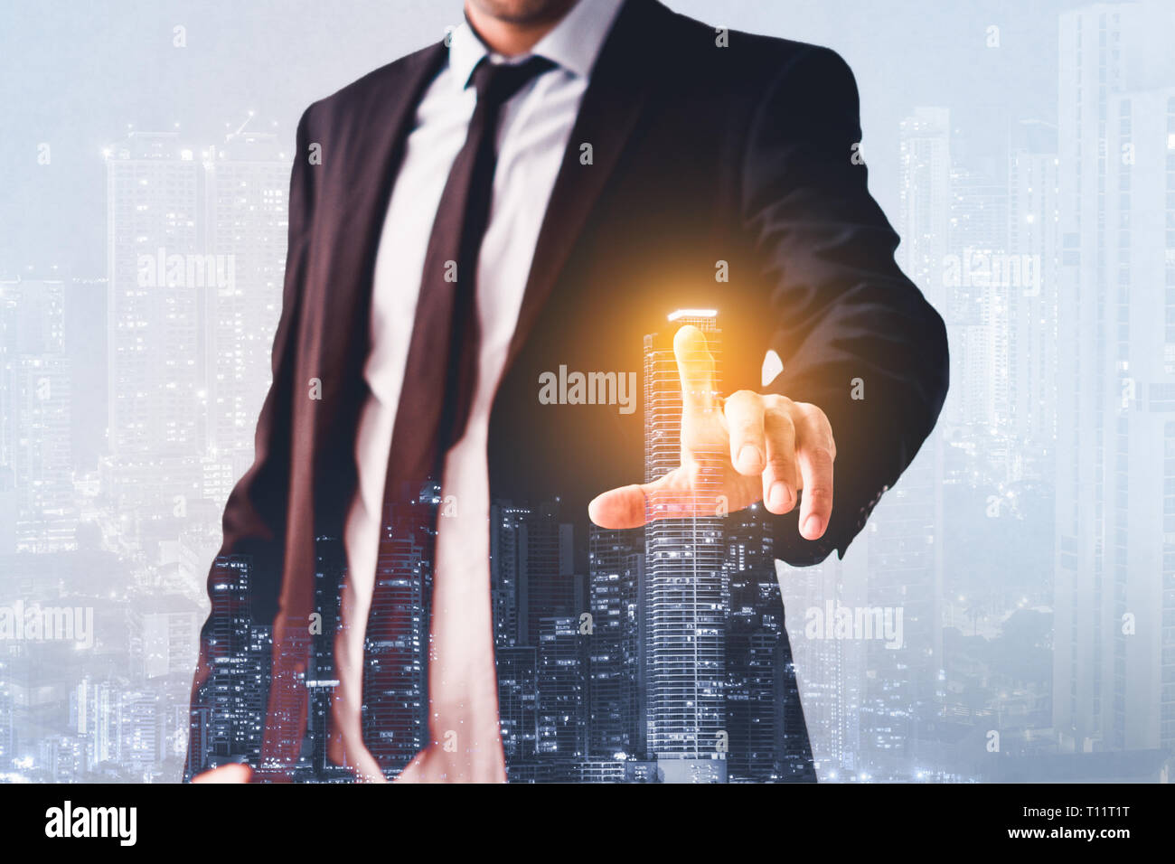 Man zeigt mit dem Finger auf virtuellen Bildschirm, mit modernen Skyline der Stadt - Immobilien Business Konzept Stockfoto Man zeigt mit dem Finger auf virtuellen Bildschirm, mit modernen Skyline der Stadt - Immobilien Business Konzept Stockfoto