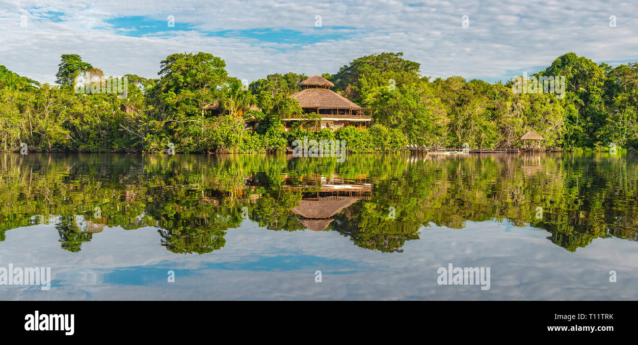 Rainforest Lodge Reflexion. Nebenflüsse des Amazonas in Surinam, Guyana, Französisch Guyana, Venezuela, Kolumbien, Ecuador, Peru, Bolivien und Brasilien. Stockfoto