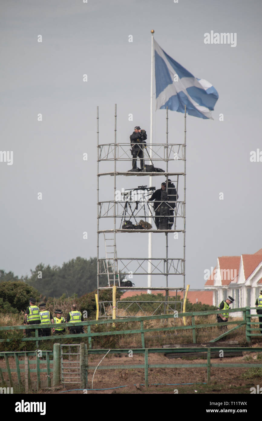 Scharfschützen der Polizei bei Turnberry, Schottland während der US-Präsident Donald Trump Besuch in seinem Golf Kurs in 2018. Stockfoto