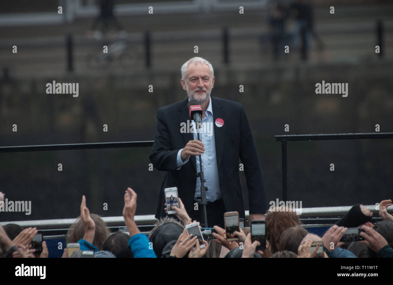 Die Wahl Kundgebung an Sage Gateshead 2017. Lautsprecher leader Jeremy Corbyn & Ian Lavery MP. Tausende stellte sich heraus an einem regnerischen Nachmittag mit Banner. Stockfoto