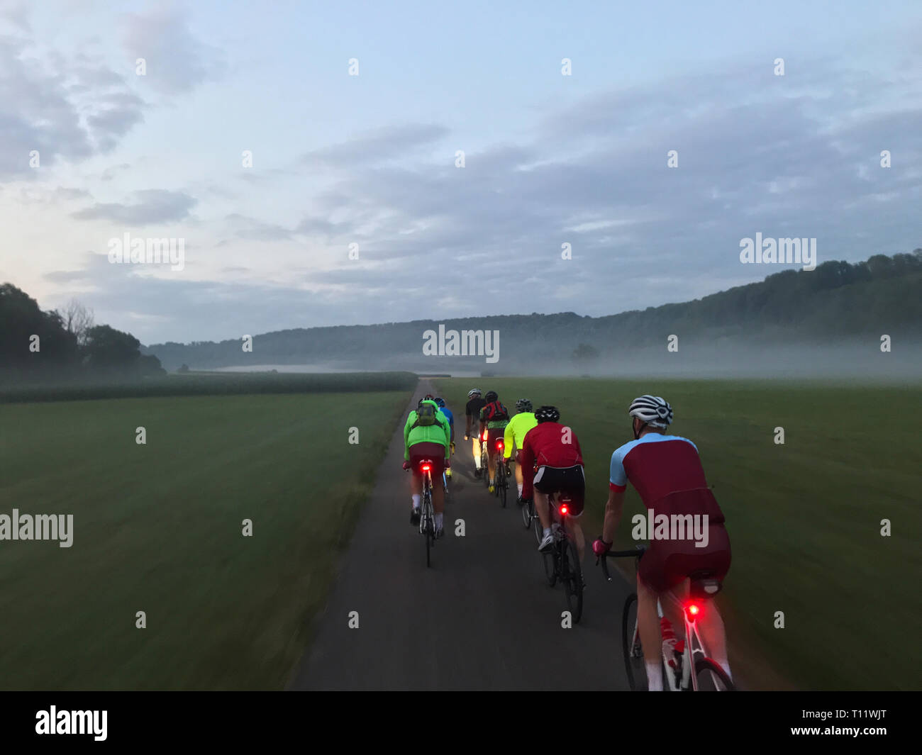 Radtour im Morgennebel mit dem Rennrad Stockfoto